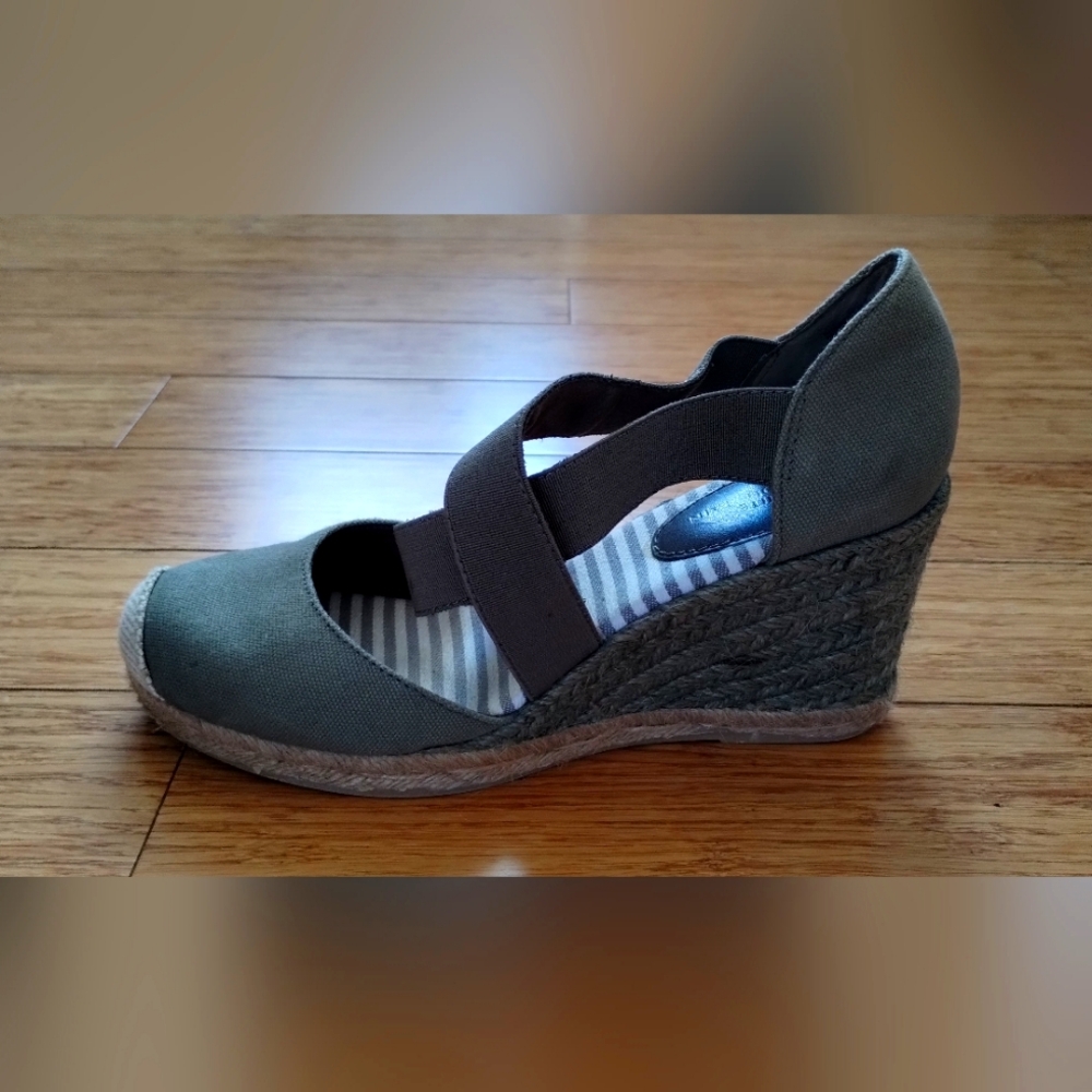 White Mountain Olive Green 💚 summer wedgws